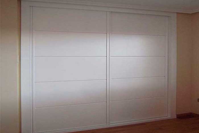 armario puertas correderas blancas