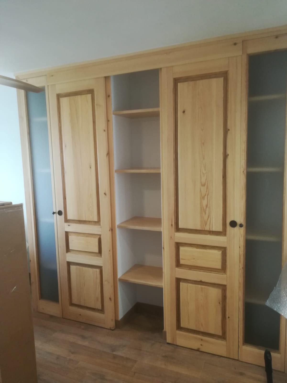 Armario con puertas y estanterías dobles