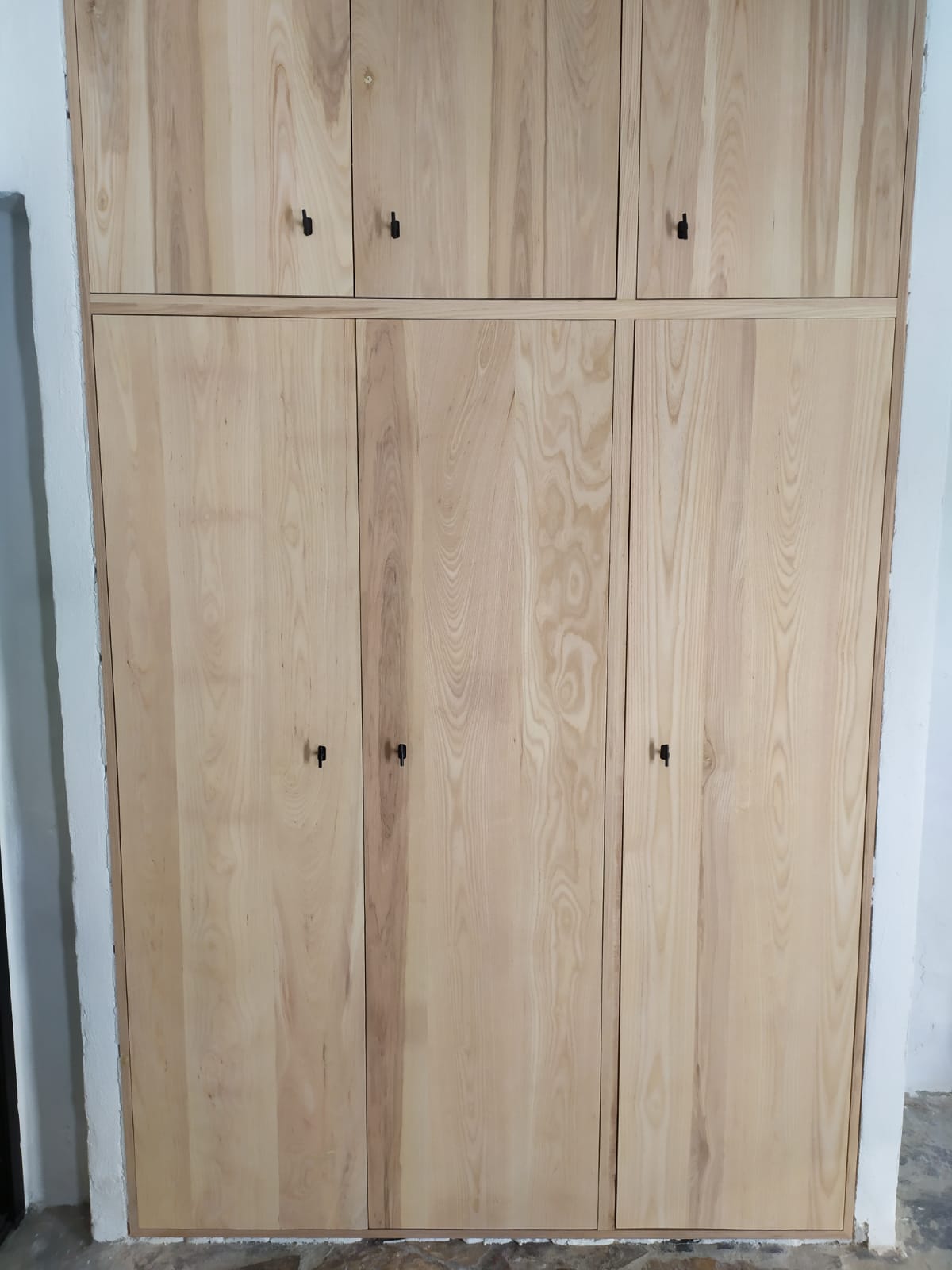 Armario empotrado con puertas batientes