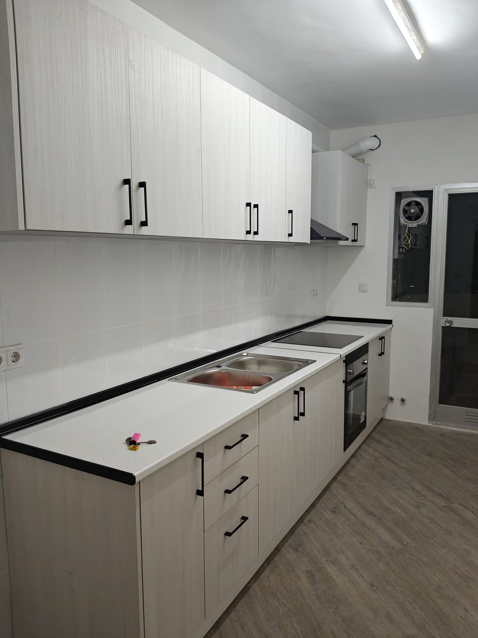 Cocina a medida lacada en blanco